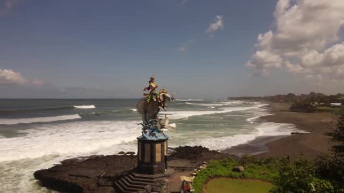 印度尼西亚海边的Gajah Mina雕像雕塑的无人机拍摄