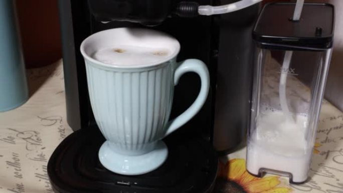 女性手的特写镜头拿着杯子，杯子里有美味的拿铁玛奇朵，放在电动咖啡机里