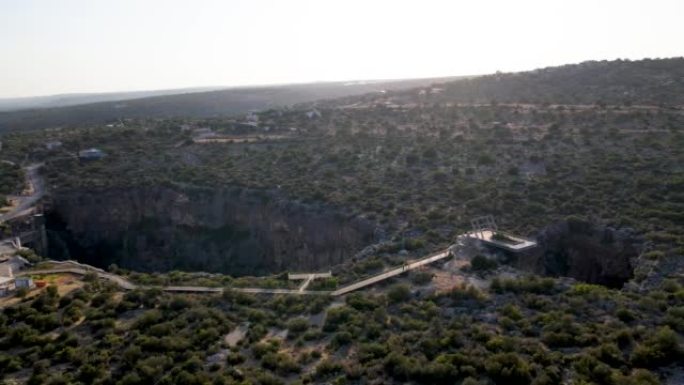 天堂山洞和地狱洞穴的鸟瞰图 (Chasm of Heaven and Pit of Hell)