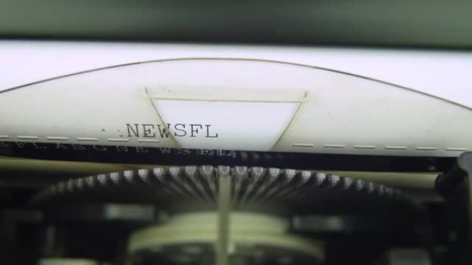 新闻快讯!电动打字机在白纸上打字。