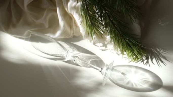 最小抽象柔软度背景，婚礼，新年或圣诞节静物与高对比度，阴影和阳光