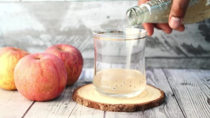 在桌上的玻璃杯中播种苹果汁