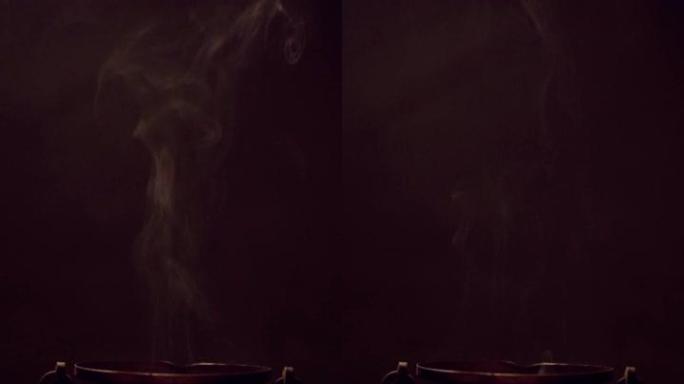 女巫的手把她的眼睛放在吸烟的大锅里。垂直视频。