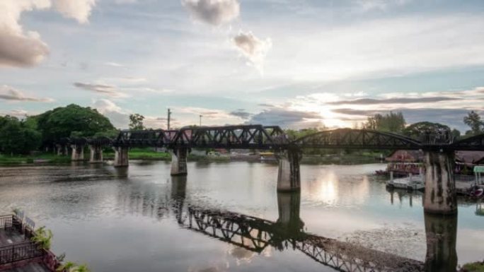 古河葵桥，火车在日落时通过。泰国北碧府地标