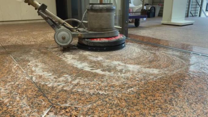 用专业地板洗涤器清洗红色花岗岩地板