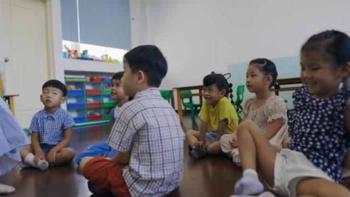 亚洲女教师在课堂上讲解学校生活规范