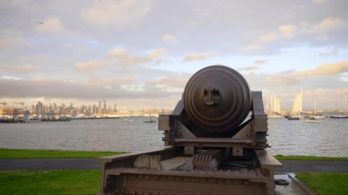 维多利亚州威廉斯敦的历史大炮，可欣赏墨尔本的景色