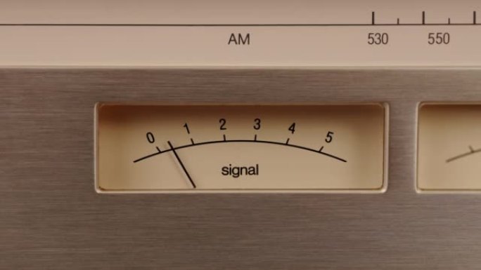 老式立体声模拟收音机调谐器。复古复古收音机表盘调谐。