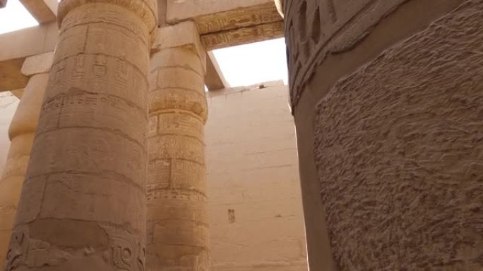 卡纳克神庙柱廊，卢克索，埃及。刻在柱子上的象形文字