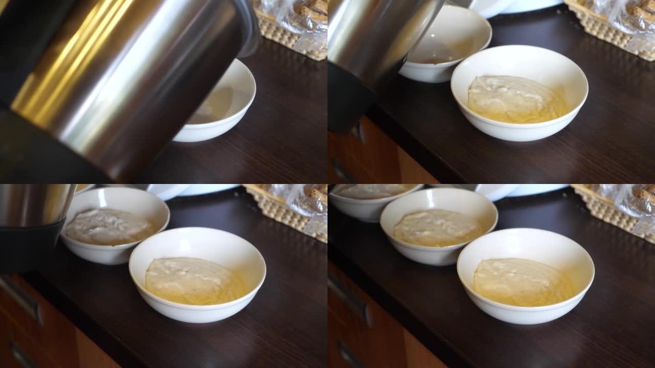 将新鲜制作的粗面粉倒入陶瓷碗中