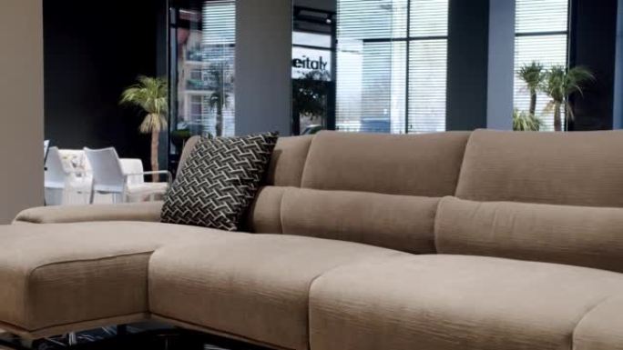 现代米色织物沙发。带枕头的纺织室内装潢沙发。现代公寓