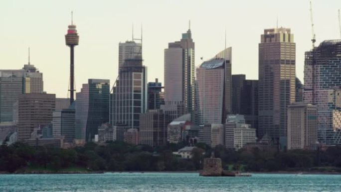 丹尼森堡与悉尼城市的天际线相形见war。