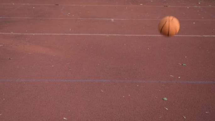 篮球从左到右对角线跳过室外红街球场