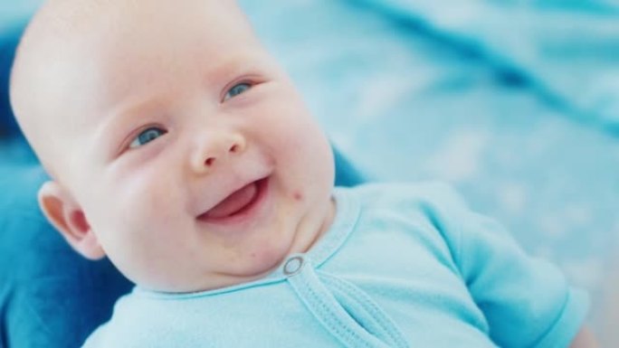 快乐的婴儿婴儿在母亲的手上微笑的肖像