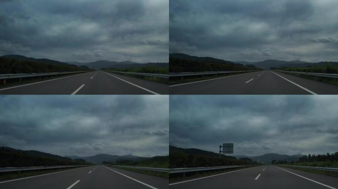 在高速公路上行驶汽车飞驰道路景观高速公路