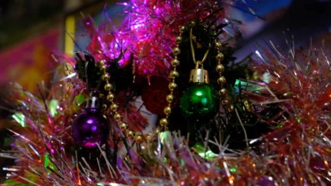 花环灯，波克效应。圣诞节和节日快乐，新年概念。节日装饰的圣诞树树枝上有明亮的金球，模糊的闪闪发光的童