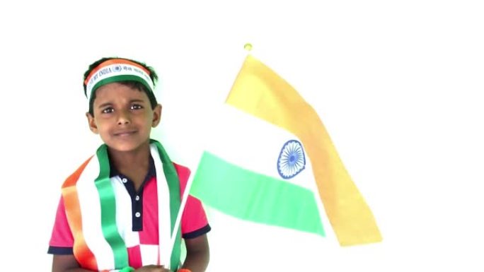 印度男孩在户外举着三色印度国旗，在空中挥舞着国旗。独立日-假日和共和国日