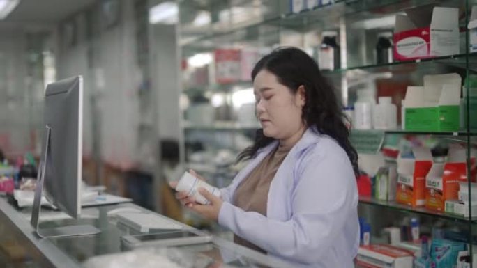 亚洲药剂师在药店检查药品清单
