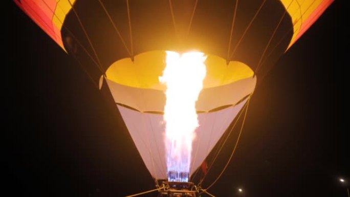 夜间浮空器节期间，热气球中的燃气喷射燃烧器起火