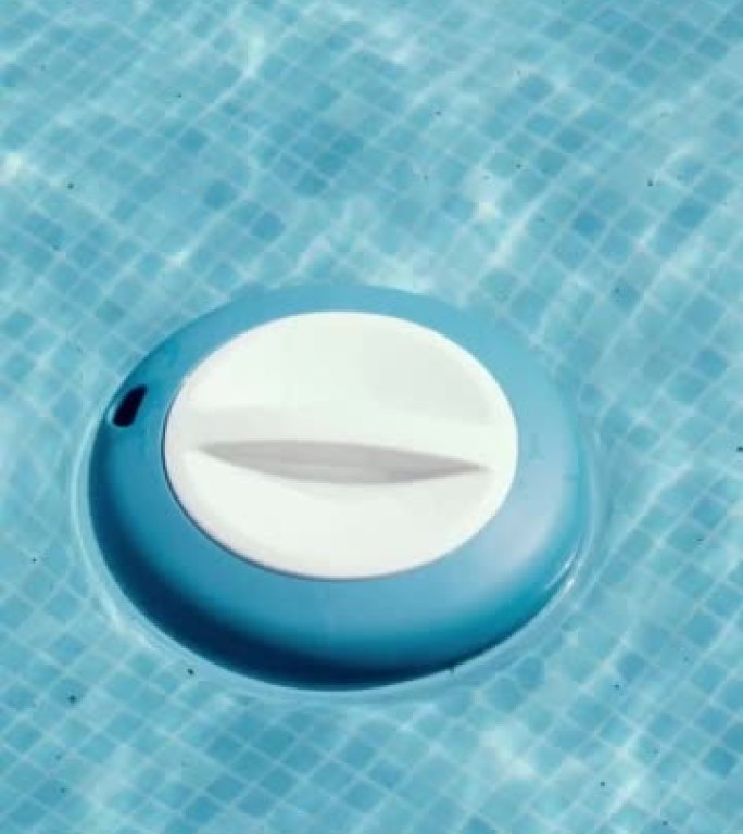 游泳池用氯浮子，游泳池用浮氯分配器，夏季游泳池用浮氯。在水中使用CL进行池维护。视频垂直
