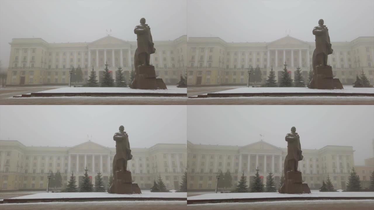 俄罗斯城市斯摩棱斯克中央广场的列宁纪念碑。