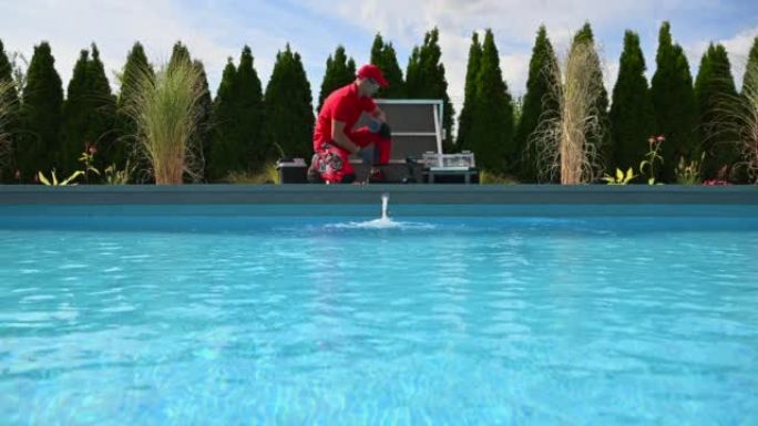 专业游泳池技术员进行季节性维护