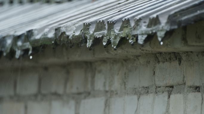 下雨青瓦滴水4K实拍