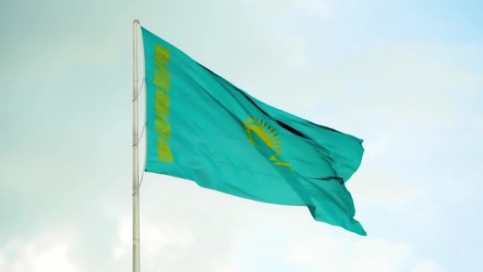 天空背景上的哈萨克斯坦国旗。飘扬的哈萨克斯坦共和国国旗。面料质地飘逸的哈萨克斯坦国旗。