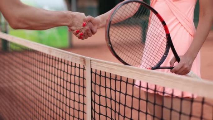 网球运动员在网上等待握手，公平竞争，户外活动
