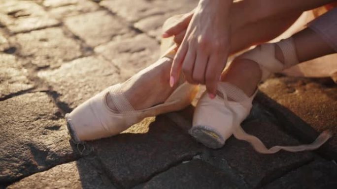 专业芭蕾舞演员在足尖鞋上系上丝带