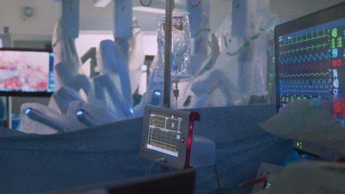 手术室中的医疗设备和监视器。背景中的医疗机器人