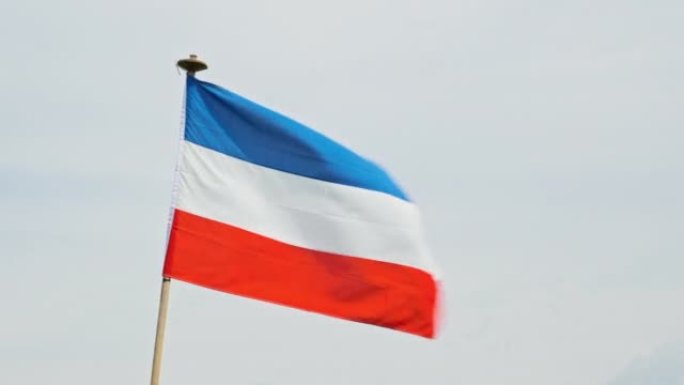 荷兰红白蓝倒挂国旗对抗多云的天空