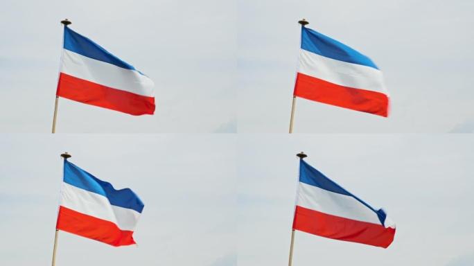 荷兰红白蓝倒挂国旗对抗多云的天空