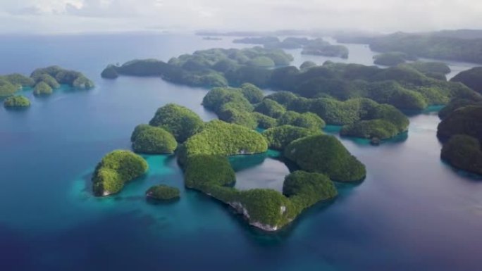 帕劳罗克群岛一个石灰岩岛屿的航拍画面。