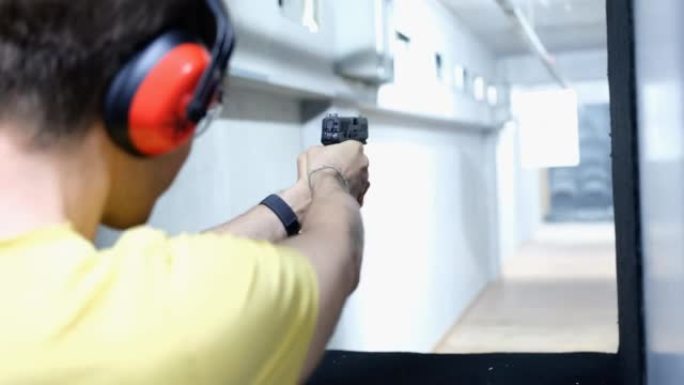 专业训练从射击范围内的手枪射击