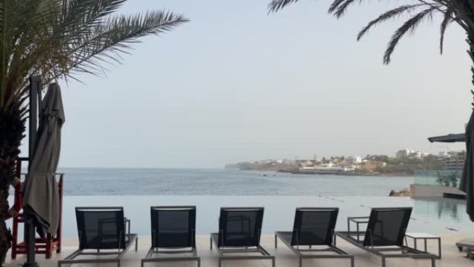 俯瞰达喀尔海滨的躺椅