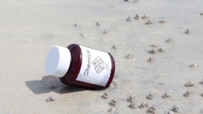 实验室的化学瓶被丢弃在海滩上
