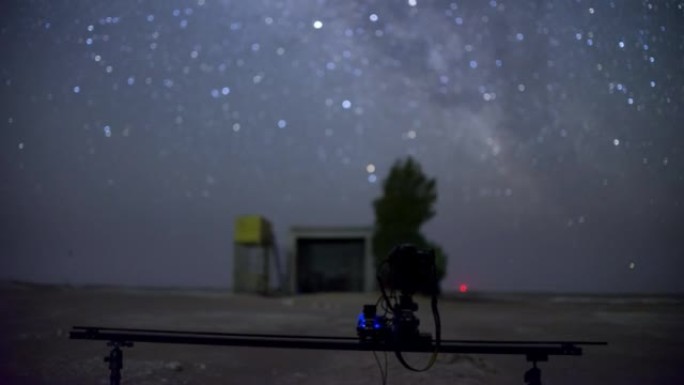 沙漠中滑动相机拍摄的模糊银河系运动的4k时间流逝。