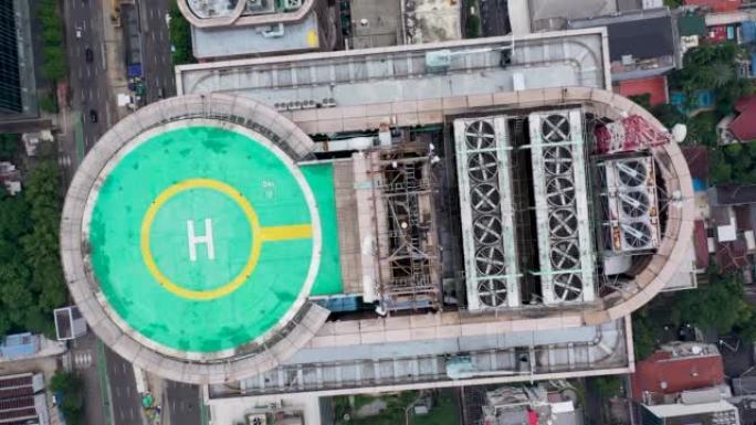 现代摩天大楼屋顶上的直升机停机坪和变电站行业。市区摩天大楼屋顶上的直升机场的无人机视图