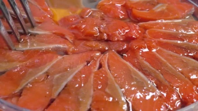 用叉子腌制鲱鱼或红色鲑鱼块刺。宏观观。