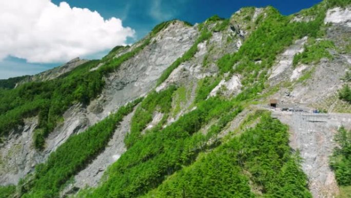 台湾崖口大观山隧道和南跨岛公路鸟瞰图。