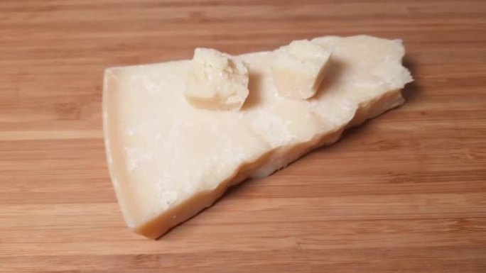 木质表面上的硬奶酪