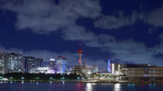 晚上在东京的建筑物，美丽的城市灯光