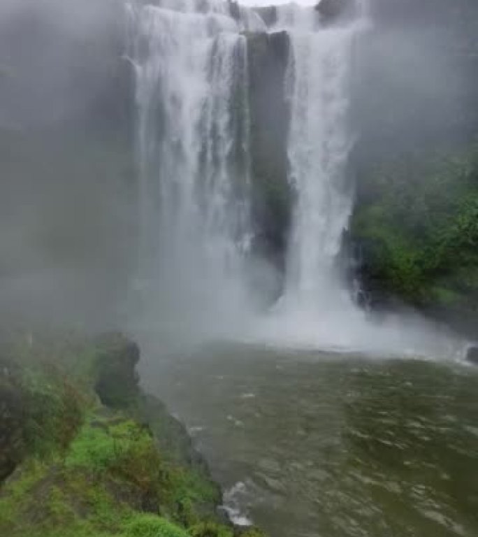 垂直瀑布森林海氧吧瀑布溪流水