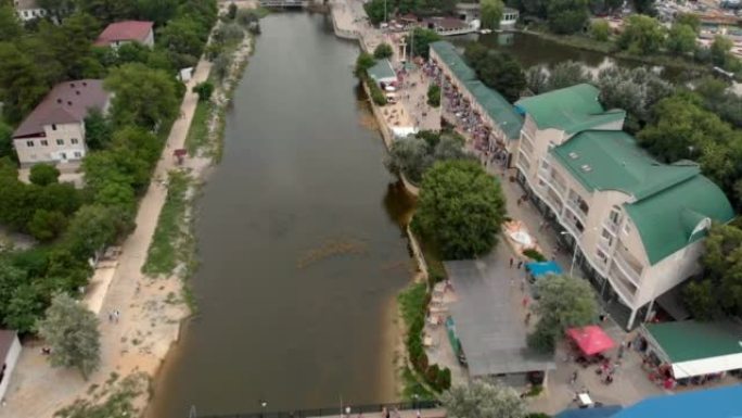 在海上空中飞越城市海滩