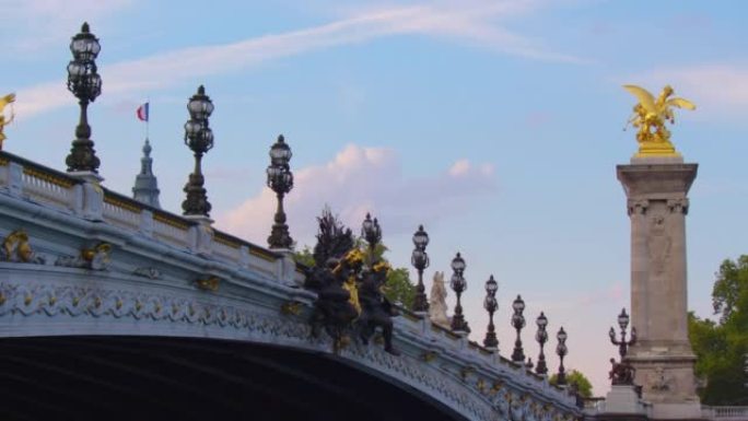 巴黎的亚历山大桥。背景大皇宫。法国巴黎