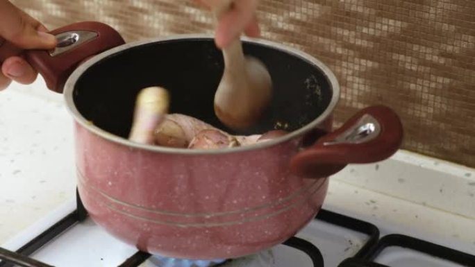 男性烹饪鸡腿