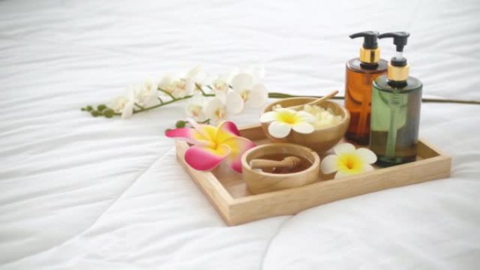 床上为皮肤水疗准备蜂蜜和药草