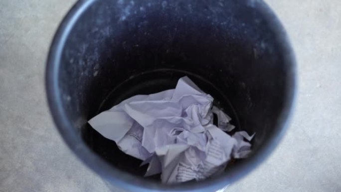 特写镜头把纸扔进垃圾桶。