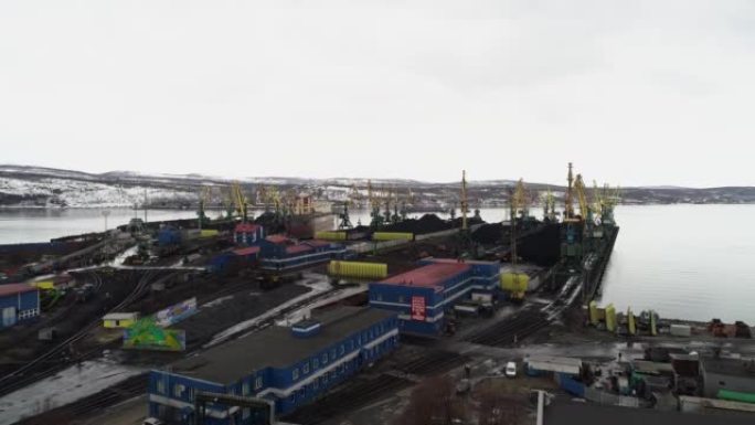 摩尔曼斯克海港，带起重机的煤炭码头，接入铁路。鸟瞰图